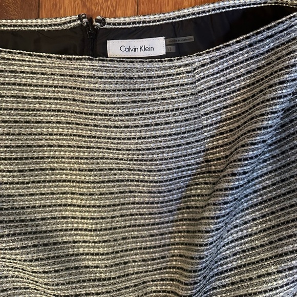 Calvin Klein | Fitted lined striped pencil skirt in black & cream size 8 - Picture 3 of 4